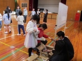 災害用備蓄食料受取の様子1