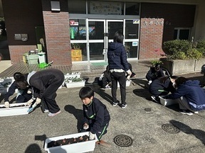 花植えの様子３