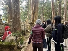お大師様の仏像の前にいる中学生たち
