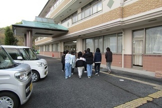 友愛苑の入り口にて