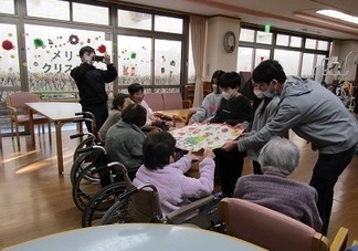 年賀ポスターを渡しています