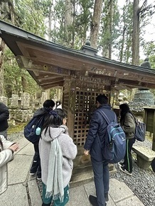 みろく石の持ち上げに挑戦しています