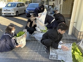 持ち帰り用に包む作業