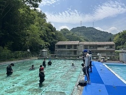 着衣泳