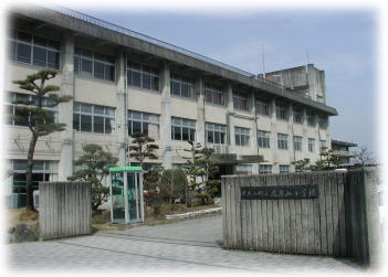 校門からの学校風景
