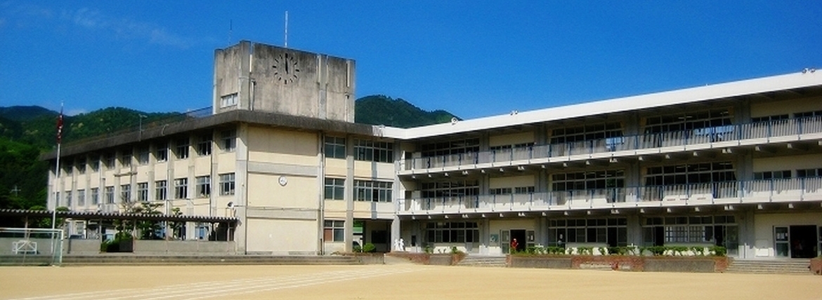 九度山小学校外観
