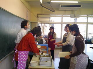 給食試食会のようす