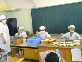 給食の様子2