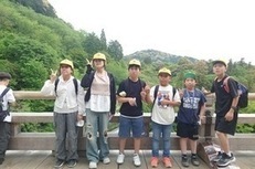 ４