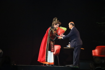 町長から桜花氏へ花束の贈呈